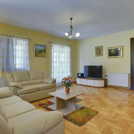 Spacious In With Private Pool * Medulin