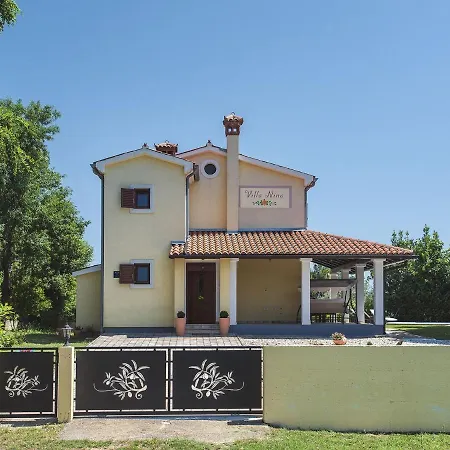 Spacious In With Private Pool Medulin
